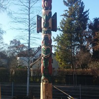 Totem mit den Symbolen der Kwakiutl-Indianer